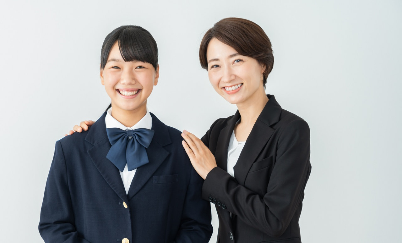 明るい木目調のダイニングキッチンと観葉植物のある室内